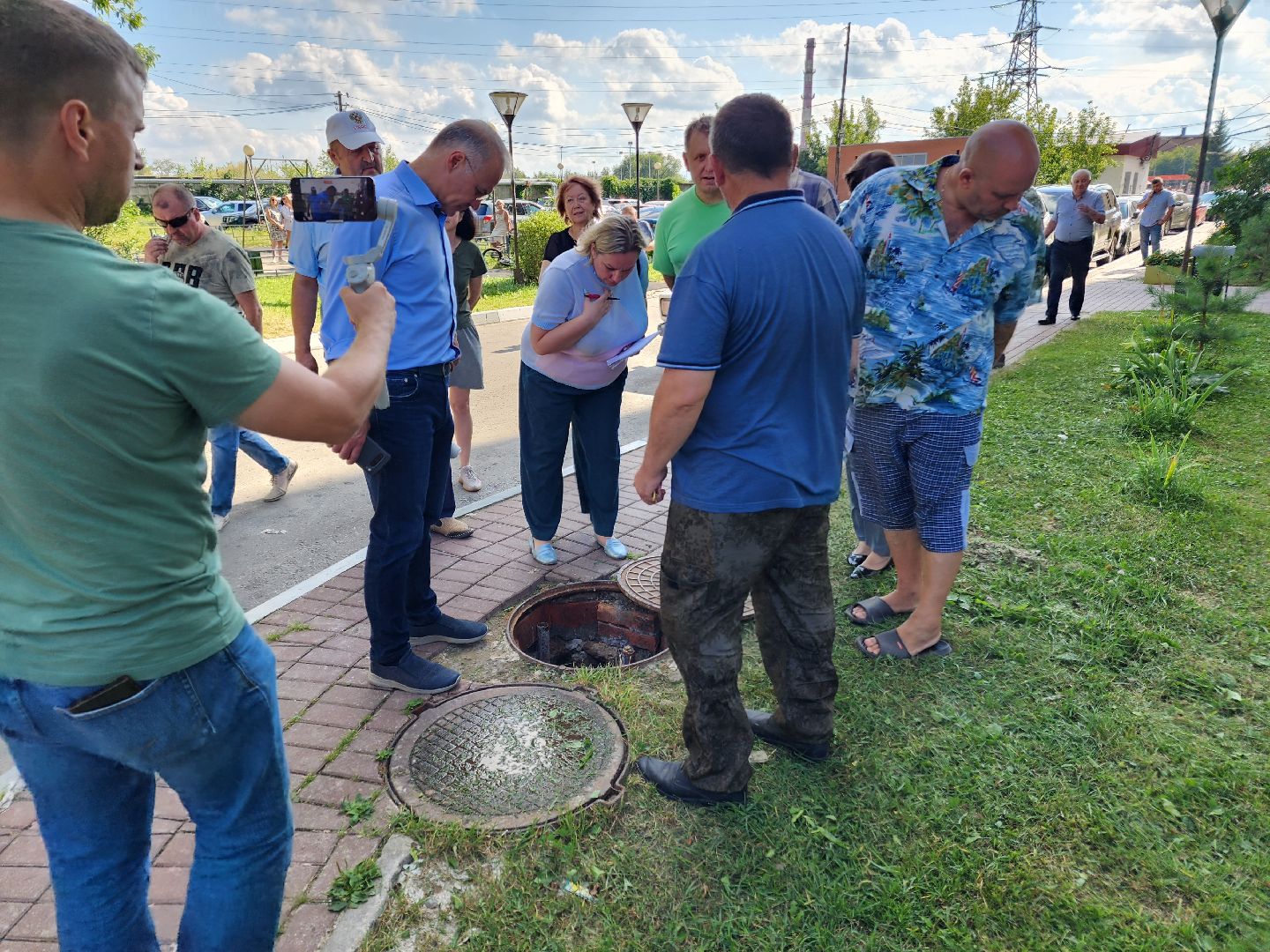 Чехов, улица Чехова, многоквартирный дом, проблема с канализацией, ливневая канализация, детская площадка, депутат Госдумы РФ, Александр Коган, встреча с жителями,