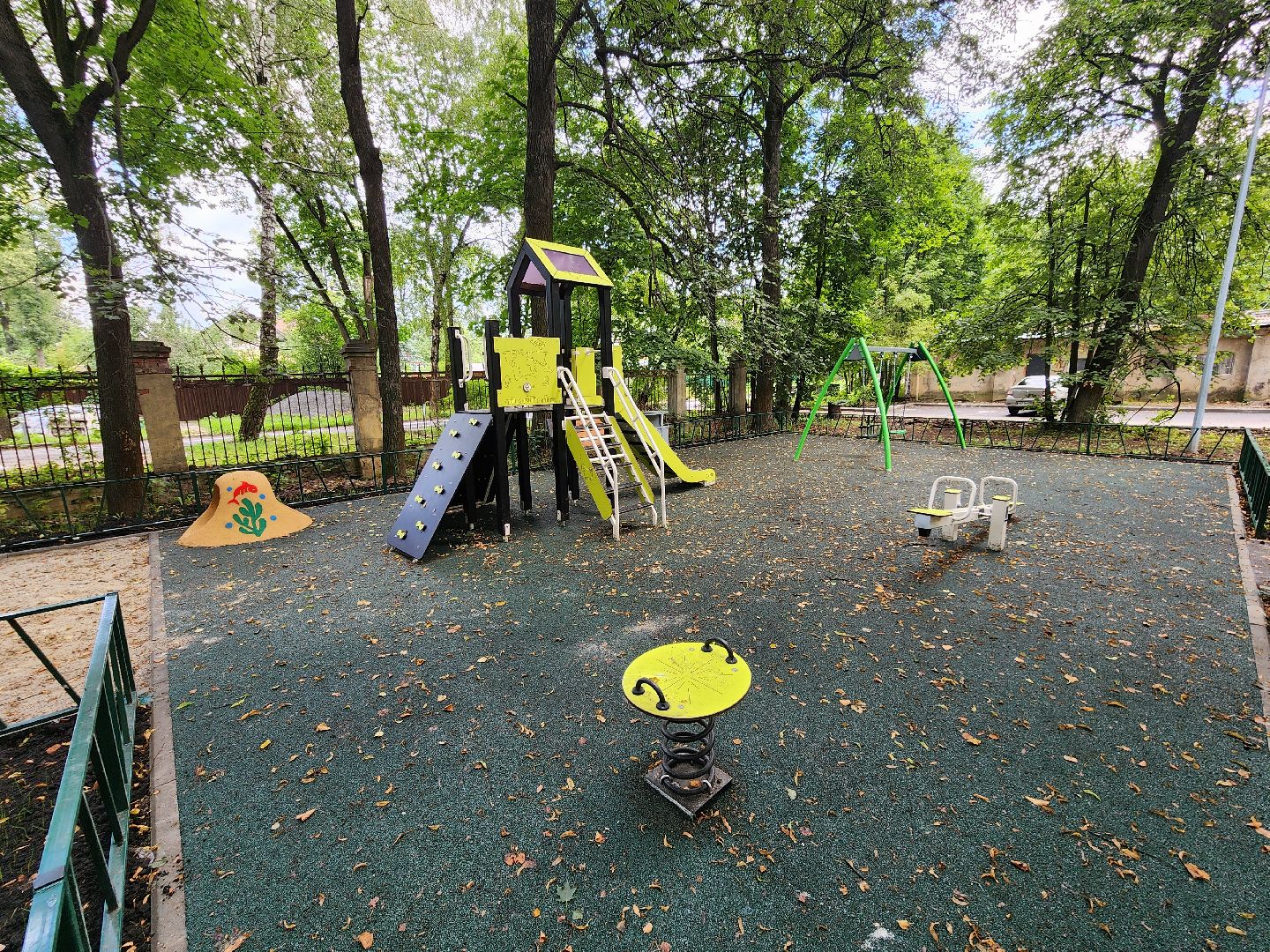 Чехов, улица Чехова, двор, дворовая территория, комплексное благоустройство, проезды, тротуар, детская площадка, освещение, парковка, формирование комфортной городской среды, глава округа Михаил Собакин,