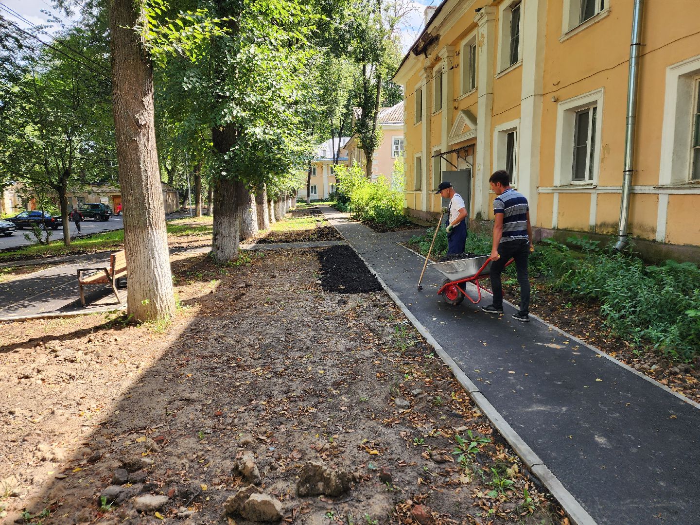 Чехов, улица Чехова, двор, дворовая территория, комплексное благоустройство, проезды, тротуар, детская площадка, освещение, парковка, формирование комфортной городской среды, глава округа Михаил Собакин,