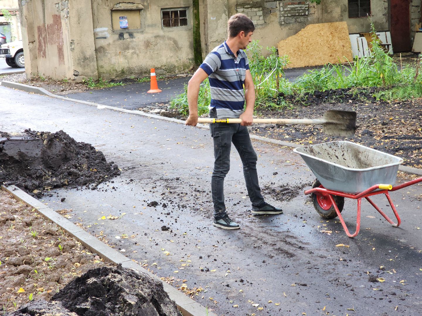 Чехов, улица Чехова, двор, дворовая территория, комплексное благоустройство, проезды, тротуар, детская площадка, освещение, парковка, формирование комфортной городской среды, глава округа Михаил Собакин,