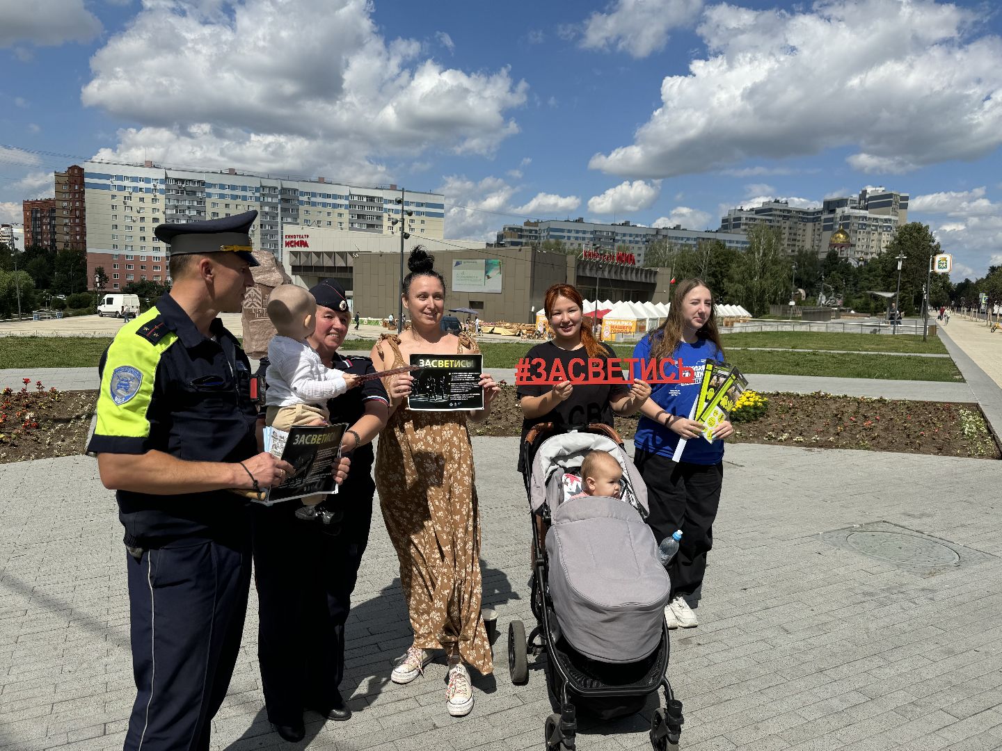 акция засветись, безопасность дорожного движения, активисты молодой гвардии, сотрудники ГИБДД, госавтоинспекция, ленинский округ,