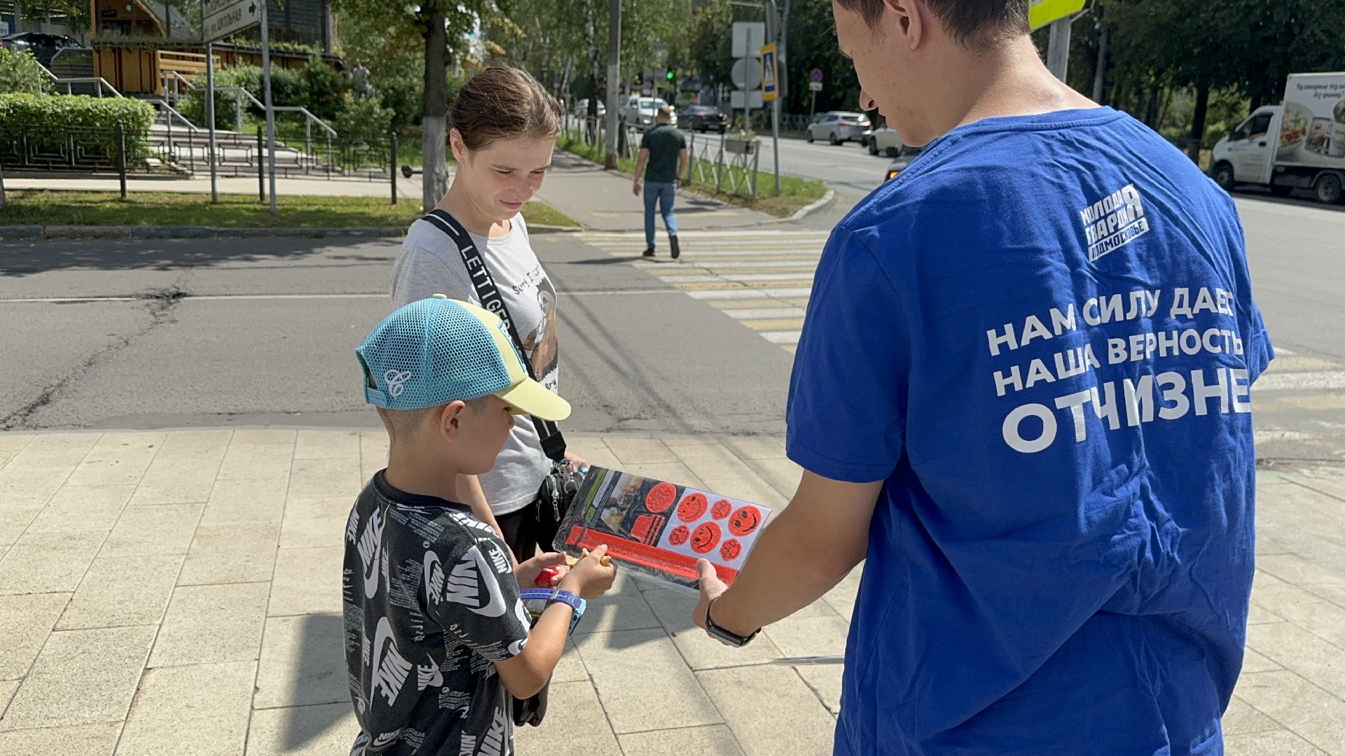 акция засветись, безопасность дорожного движения, активисты молодой гвардии, сотрудники ГИБДД, госавтоинспекция, ленинский округ,