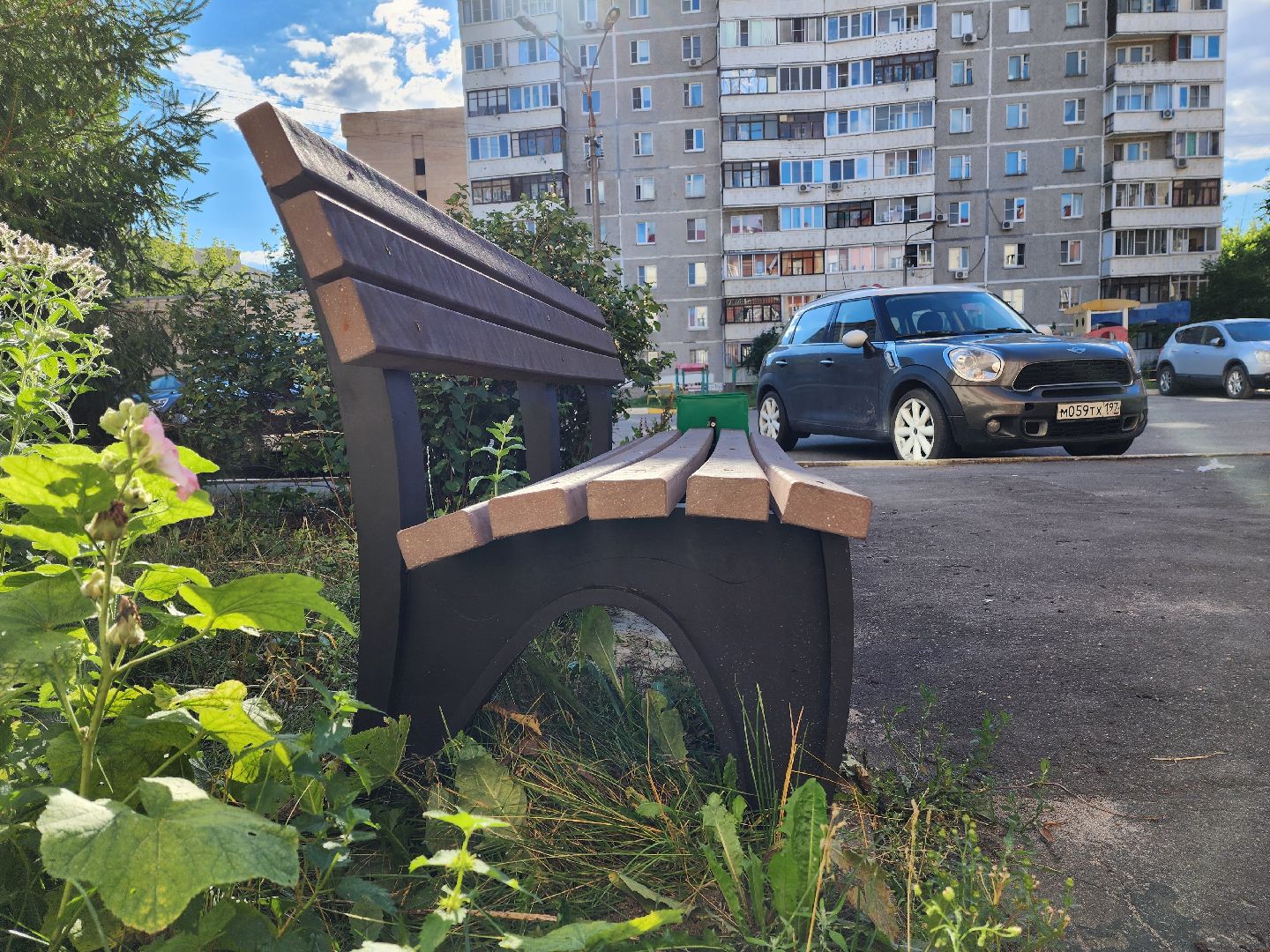 раменское, благоустройство, новые антивандальные скамейки на улице красноармейской,