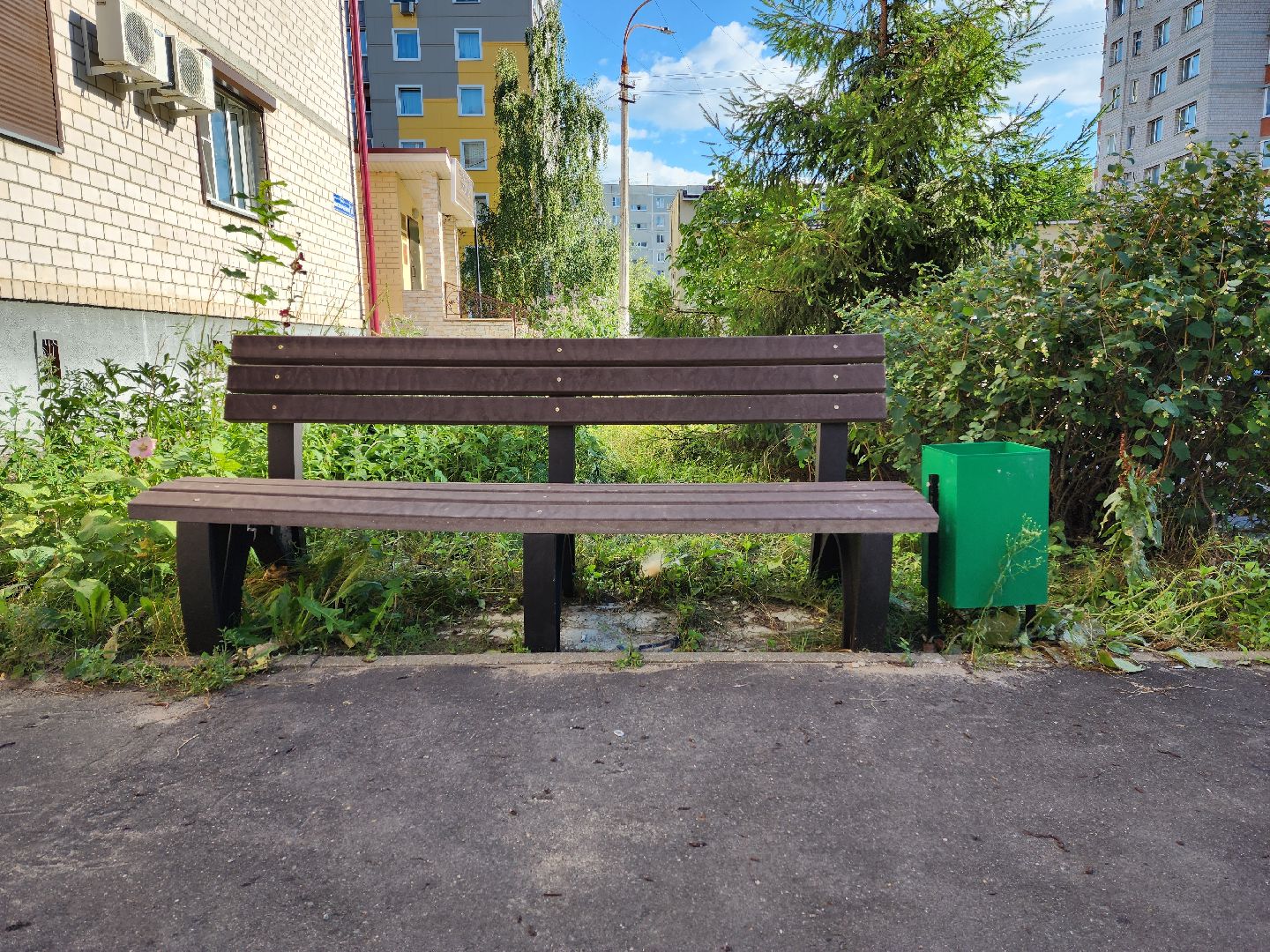 раменское, благоустройство, новые антивандальные скамейки на улице красноармейской,