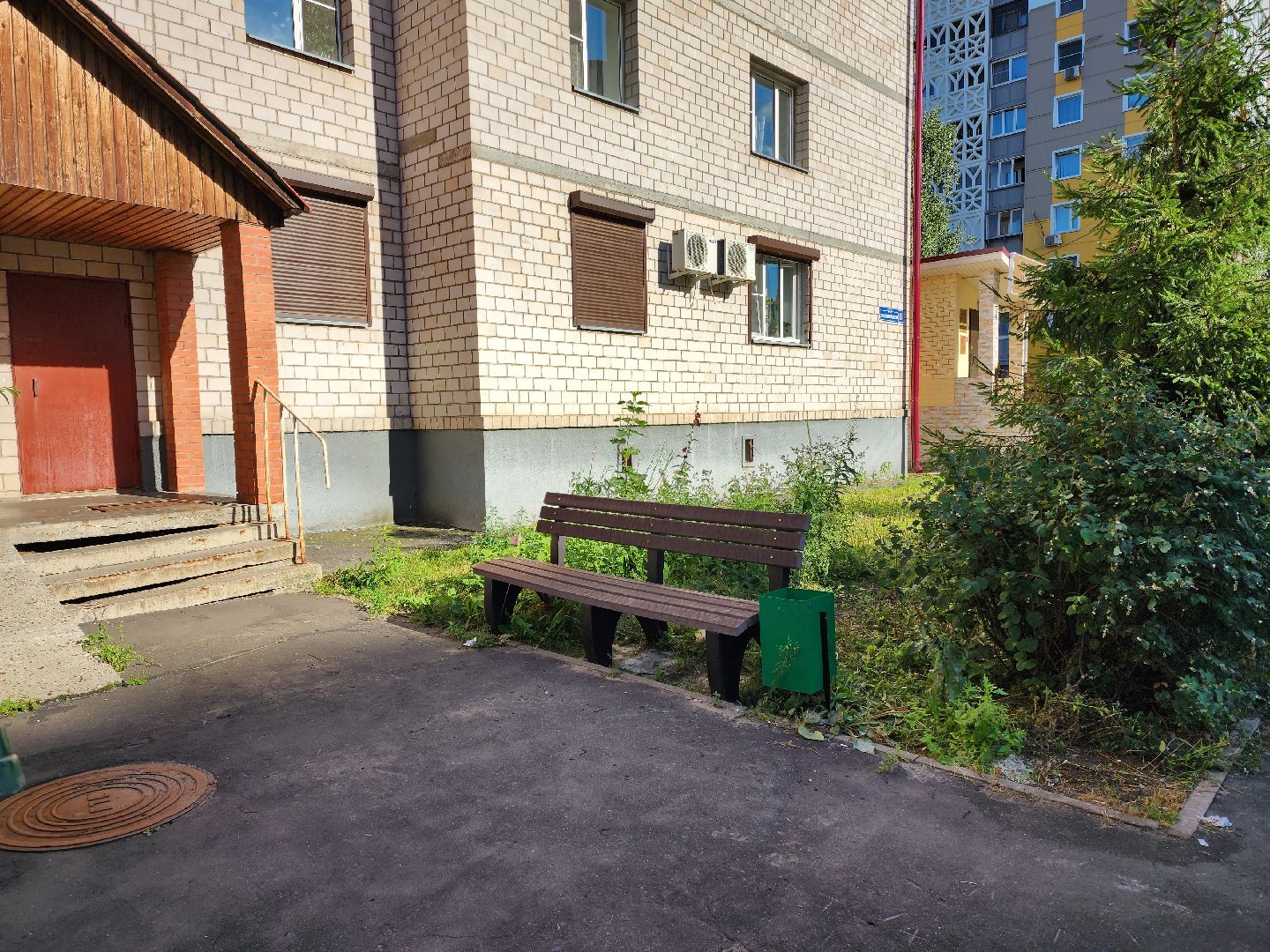 раменское, благоустройство, новые антивандальные скамейки на улице красноармейской,