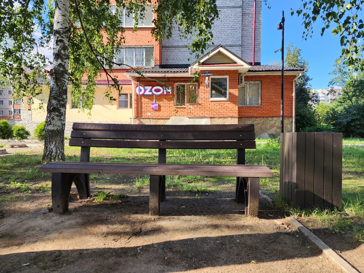 раменское, благоустройство, новые антивандальные скамейки на улице красноармейской,