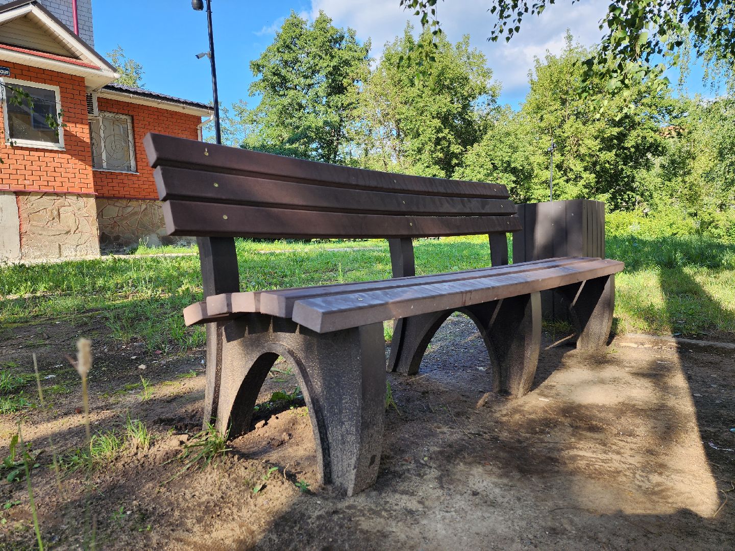 раменское, благоустройство, новые антивандальные скамейки на улице красноармейской,