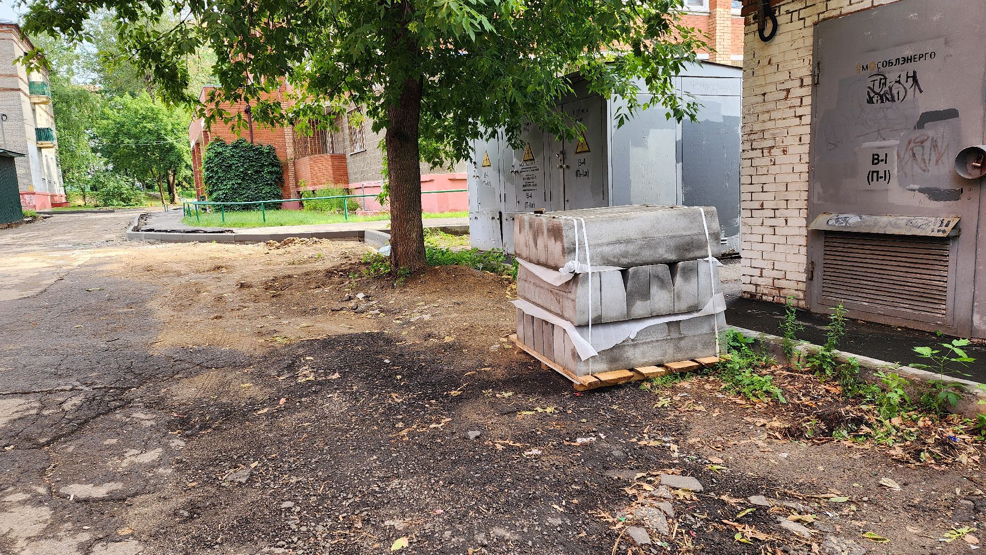 комплексное благоустройство дворовой территории, замена асфальта во дворе, новые парковки,