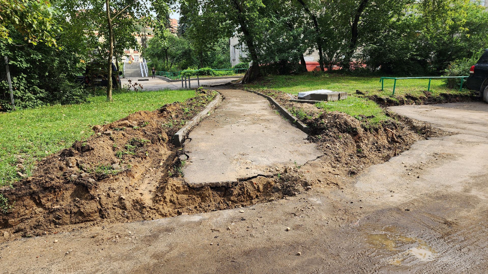 комплексное благоустройство дворовой территории, замена асфальта во дворе, новые парковки,