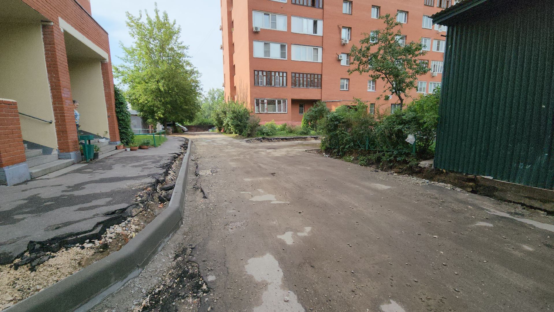 комплексное благоустройство дворовой территории, замена асфальта во дворе, новые парковки,