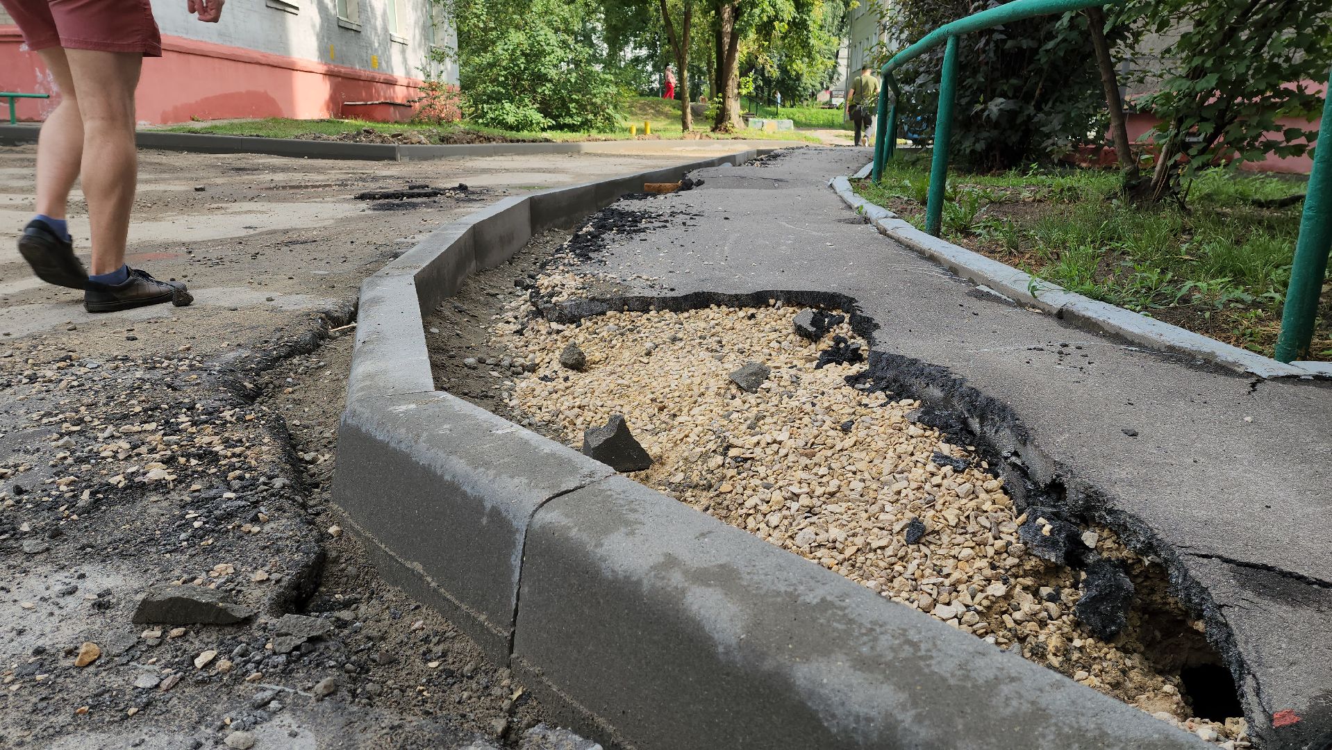 комплексное благоустройство дворовой территории, замена асфальта во дворе, новые парковки,
