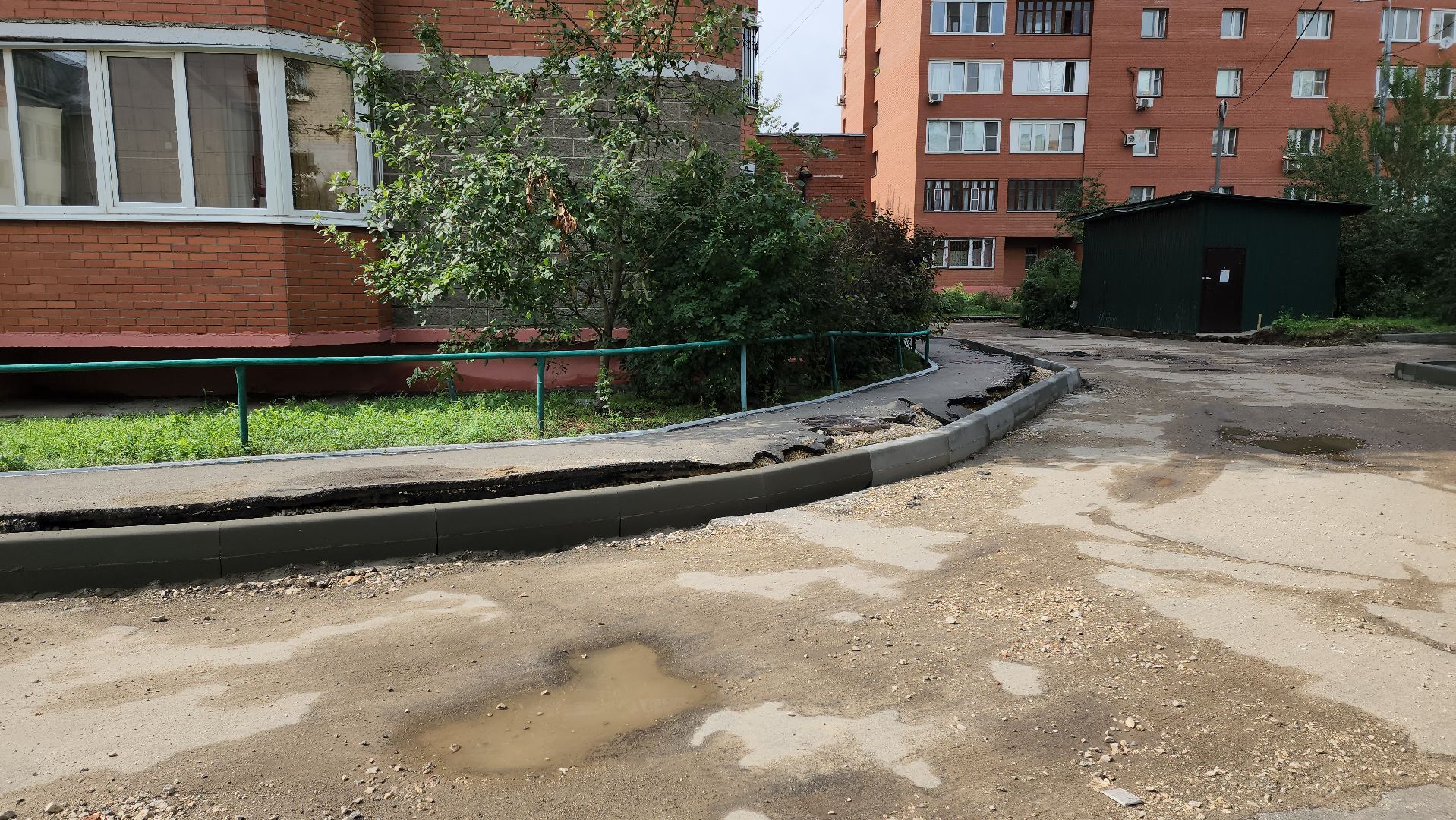 комплексное благоустройство дворовой территории, замена асфальта во дворе, новые парковки,