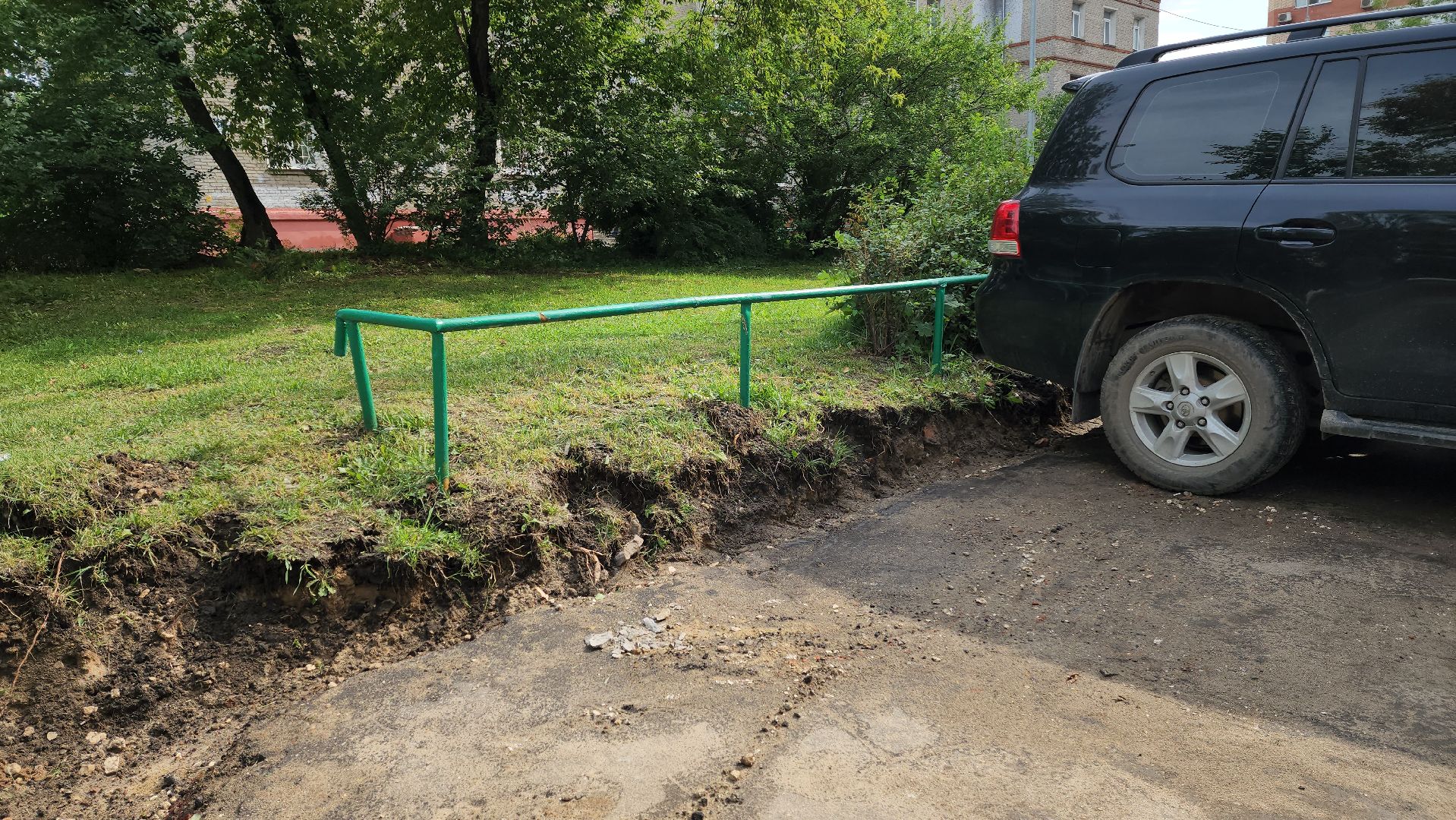 комплексное благоустройство дворовой территории, замена асфальта во дворе, новые парковки,