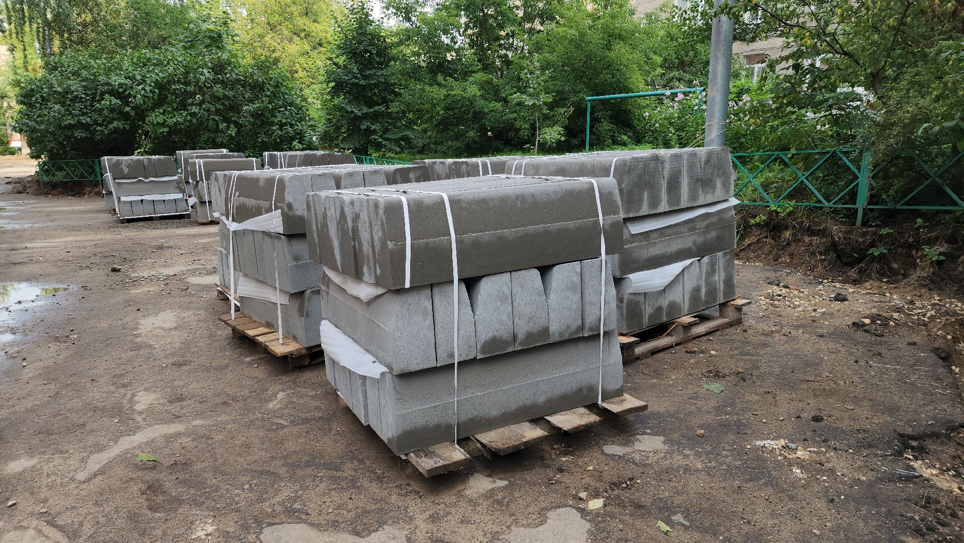 комплексное благоустройство дворовой территории, замена асфальта во дворе, новые парковки,