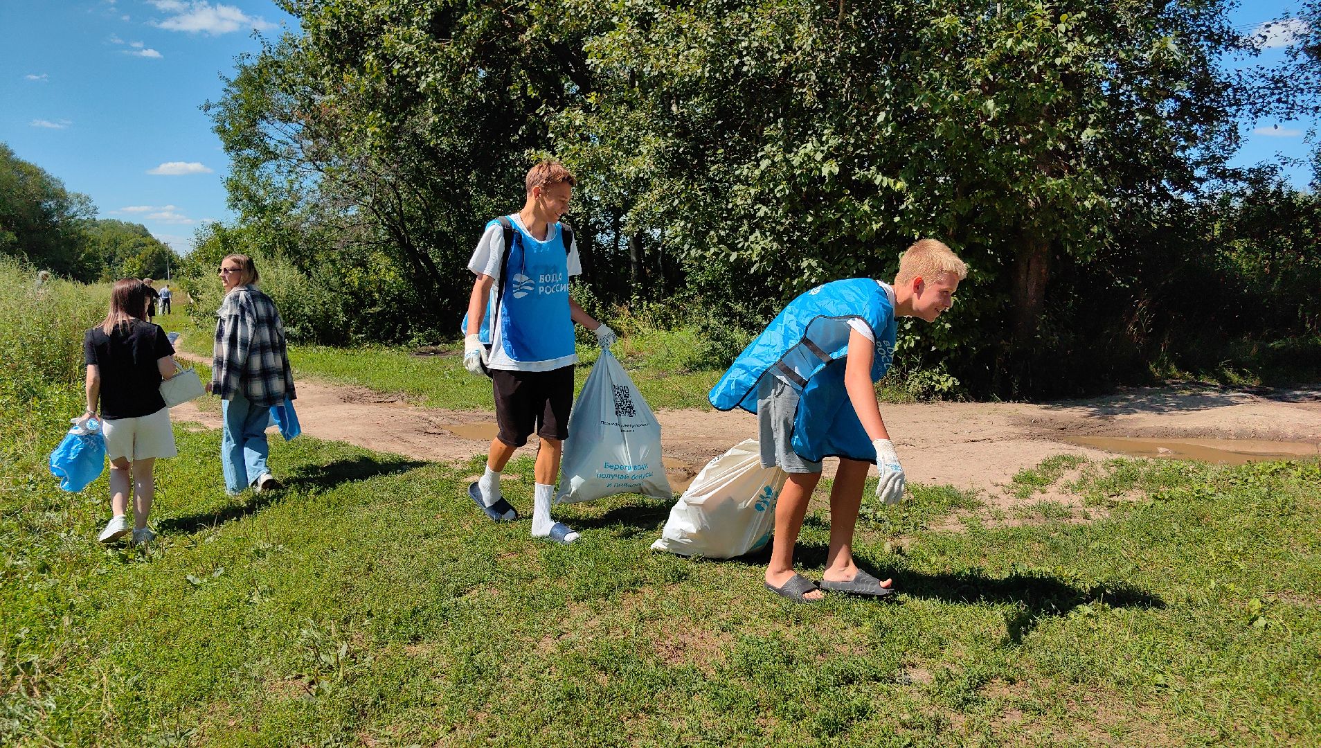 акция вода россии, волонтеры, экология, мусор, берег реки, щёлково,