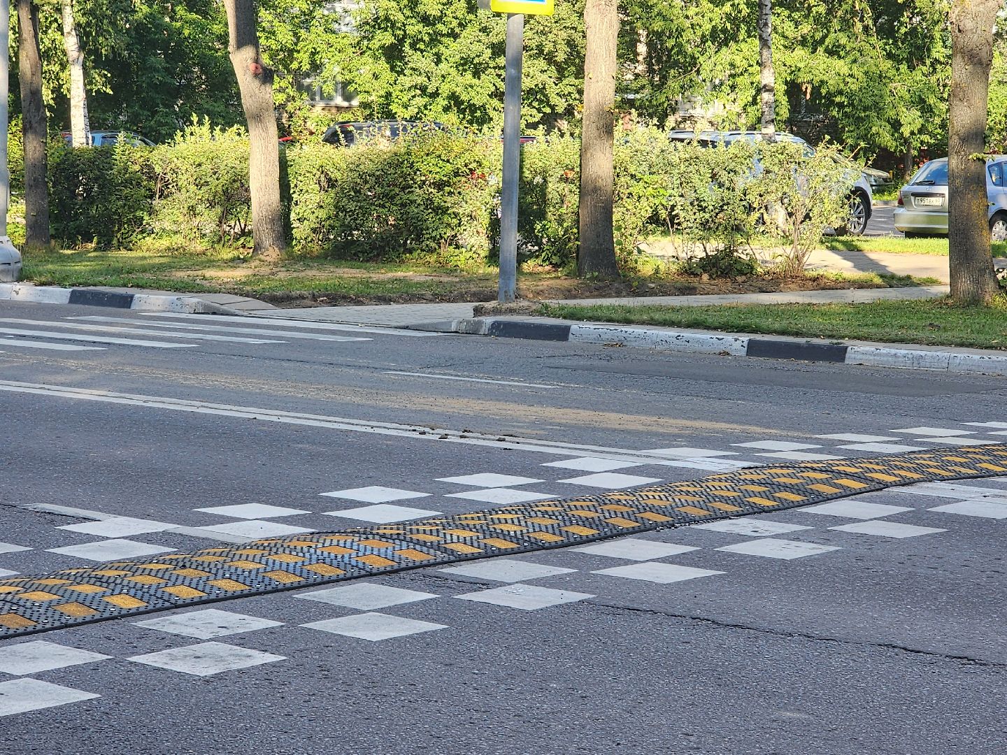 лежачий полицейский, пешеходный переход,