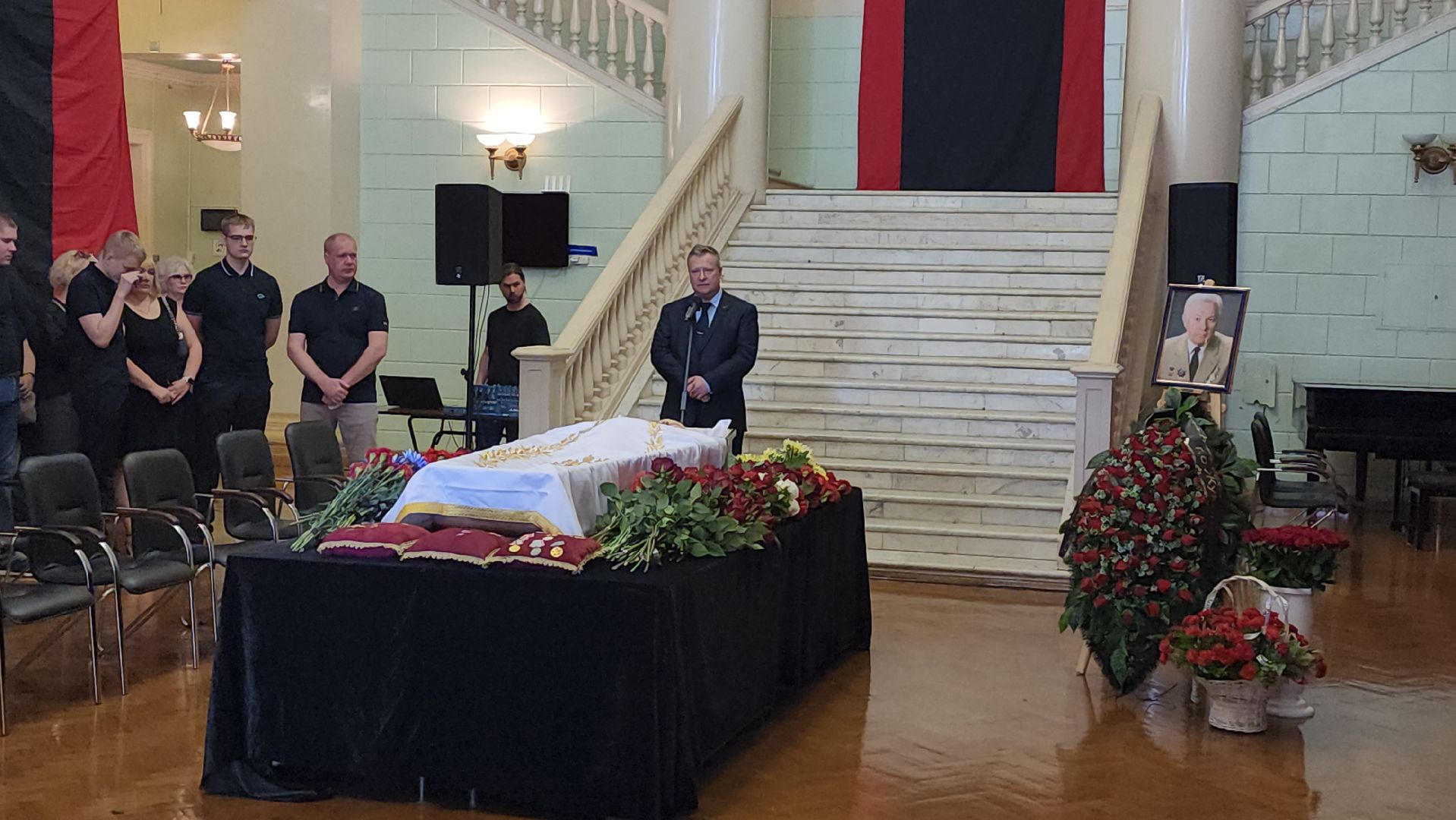 Леонид Лобас, прощание, Борис Аубакиров, Ил-76, Як-130, ЛИИ им Громова, Дворец культуры, Заслуженный летчик-испытатель, герой россии,