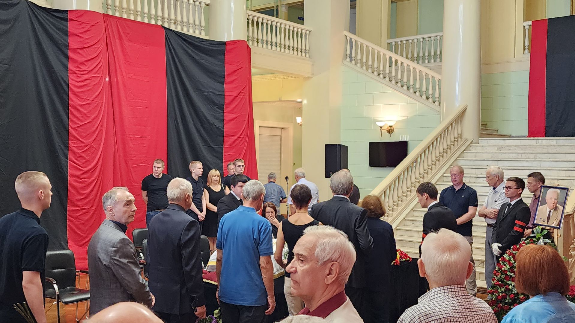 Леонид Лобас, прощание, Борис Аубакиров, Ил-76, Як-130, ЛИИ им Громова, Дворец культуры, Заслуженный летчик-испытатель, герой россии,