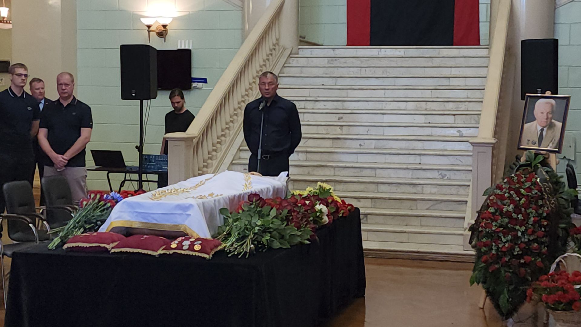 Леонид Лобас, прощание, Борис Аубакиров, Ил-76, Як-130, ЛИИ им Громова, Дворец культуры, Заслуженный летчик-испытатель, герой россии,