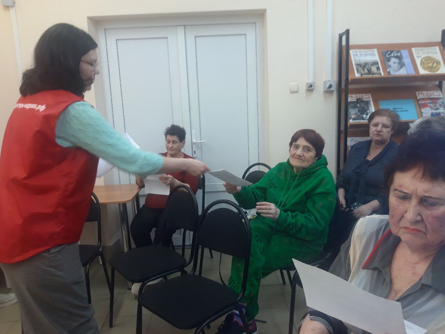 волонтеры, помощь людям,