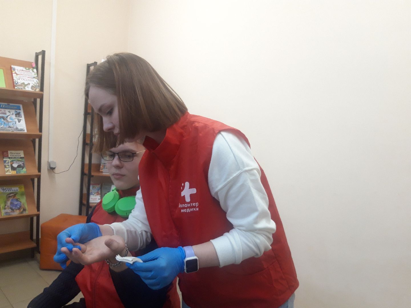 волонтеры, помощь людям,