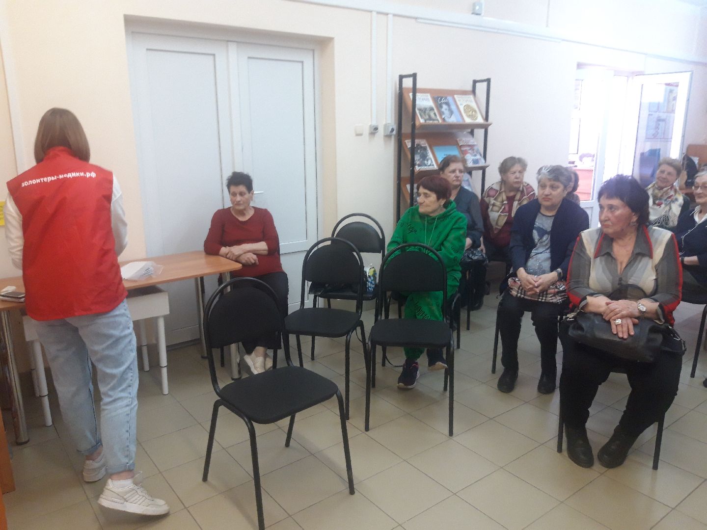 волонтеры, помощь людям,