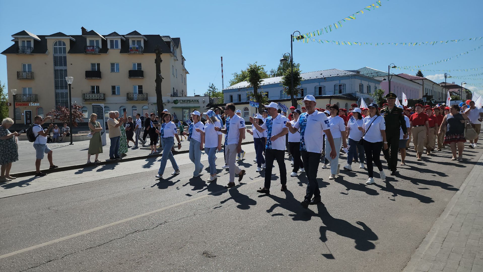 кашира, праздничное шествие, день города, движение первых, школы, администрация, мбу благоустройство, муп теплосеть, новотранс, каширская больница, барабанное шоу,