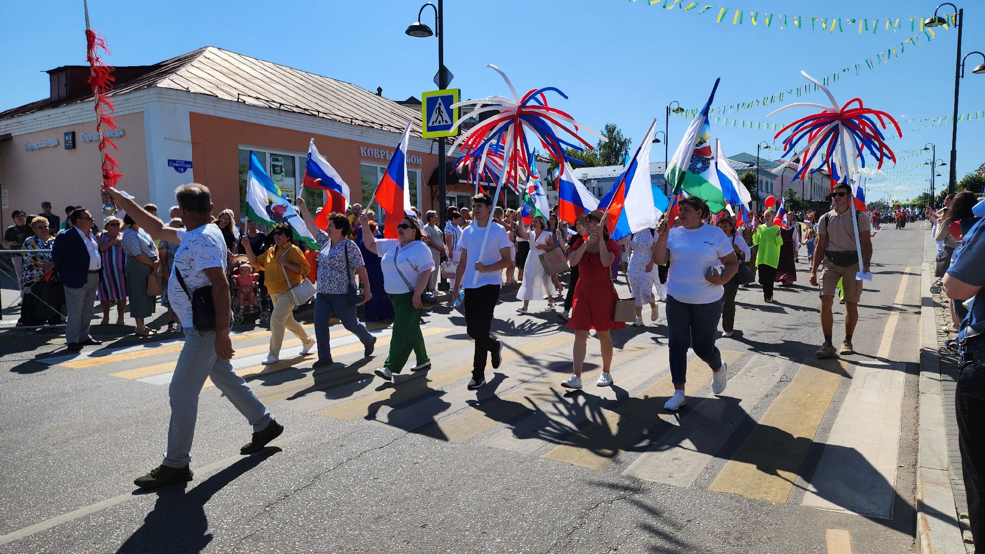 кашира, праздничное шествие, день города, движение первых, школы, администрация, мбу благоустройство, муп теплосеть, новотранс, каширская больница, барабанное шоу,