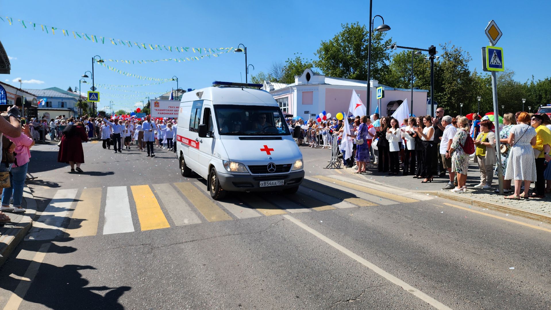 кашира, праздничное шествие, день города, движение первых, школы, администрация, мбу благоустройство, муп теплосеть, новотранс, каширская больница, барабанное шоу,