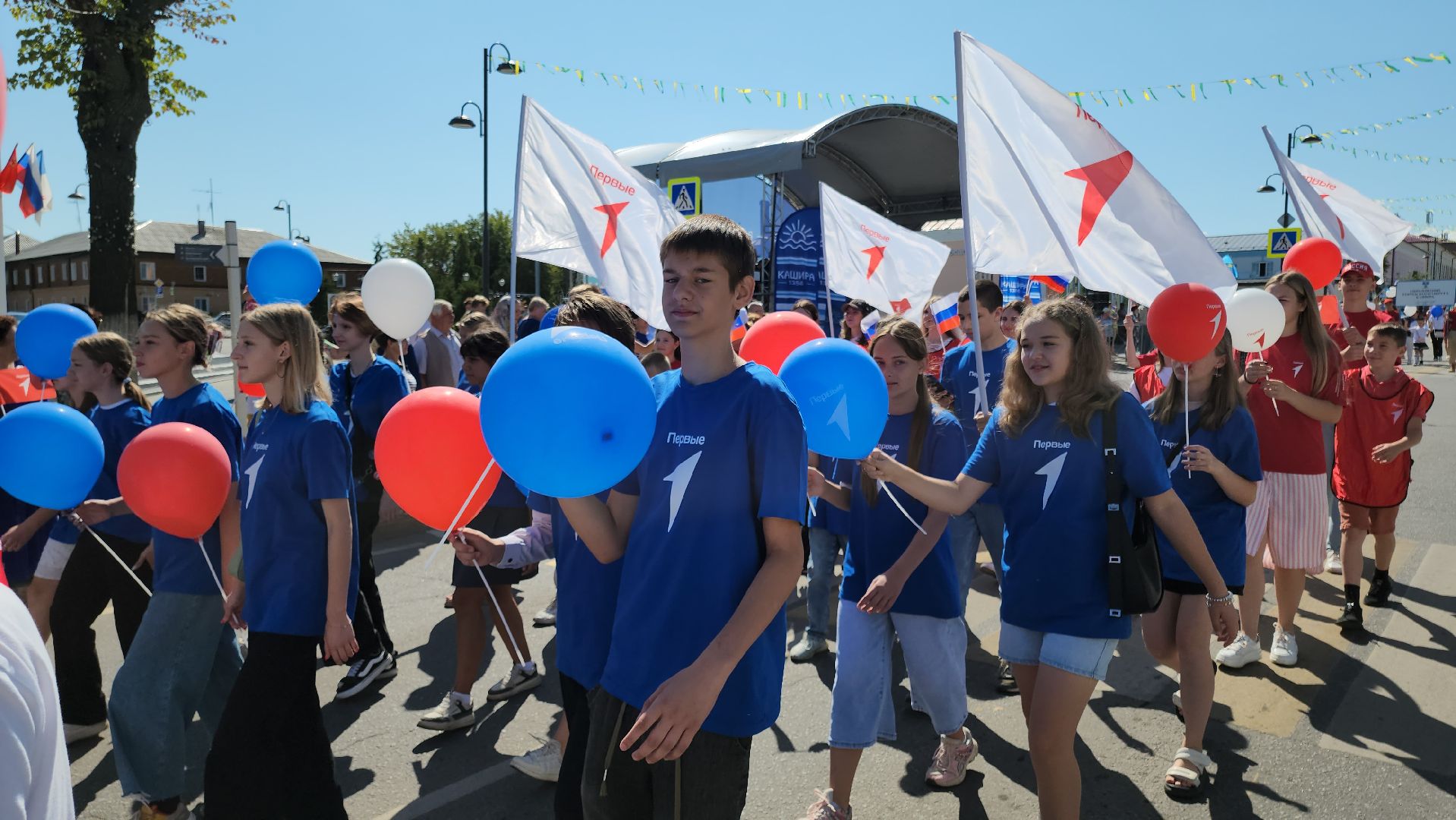 кашира, праздничное шествие, день города, движение первых, школы, администрация, мбу благоустройство, муп теплосеть, новотранс, каширская больница, барабанное шоу,