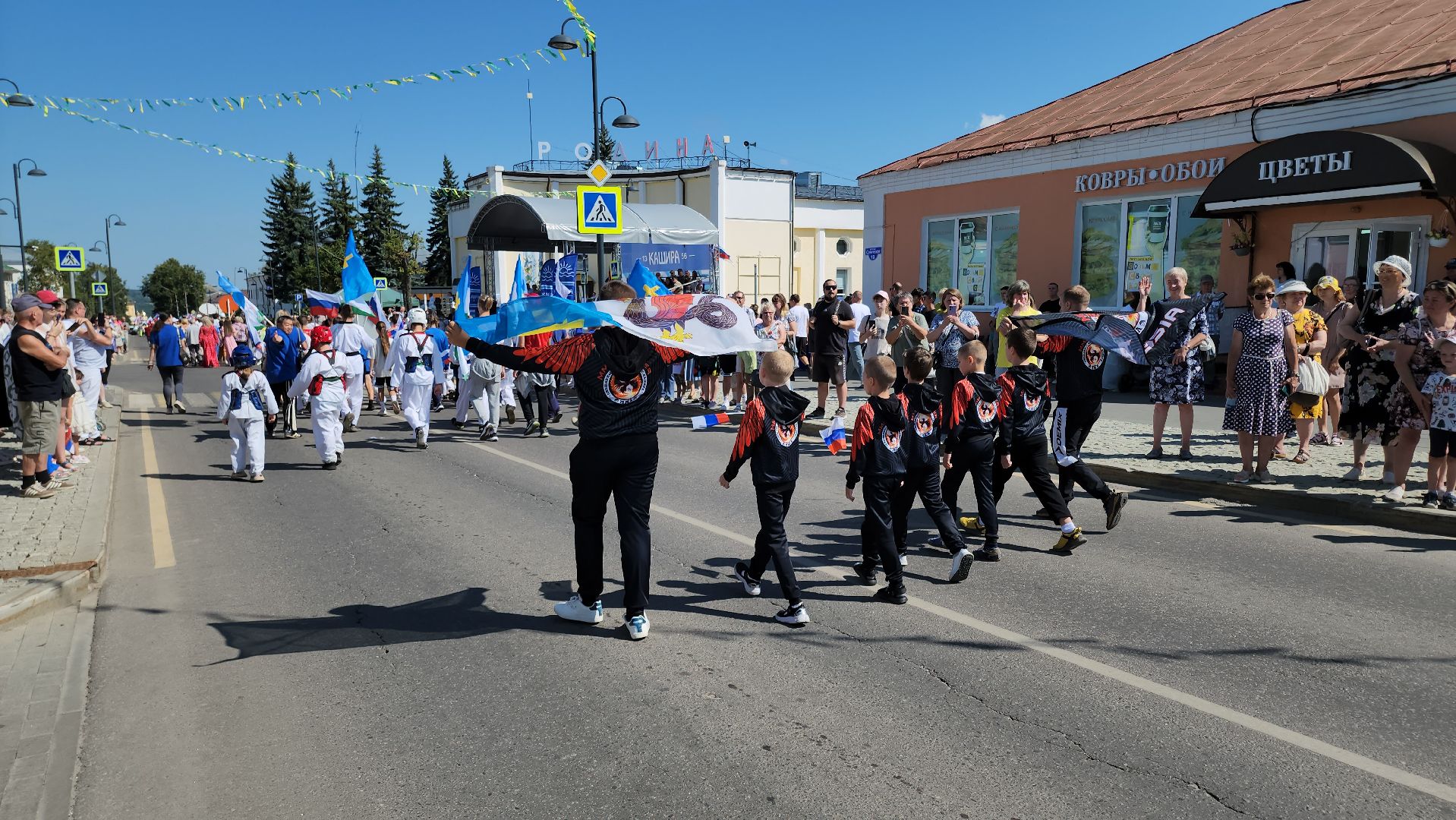 кашира, праздничное шествие, день города, движение первых, школы, администрация, мбу благоустройство, муп теплосеть, новотранс, каширская больница, барабанное шоу,