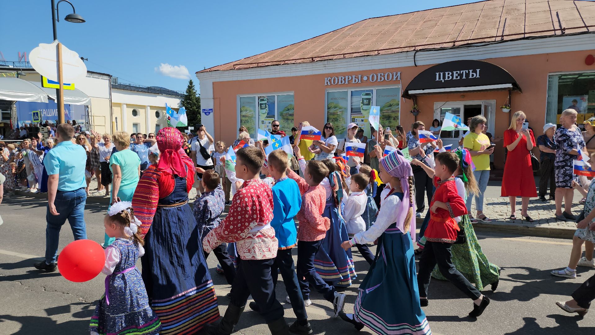 кашира, праздничное шествие, день города, движение первых, школы, администрация, мбу благоустройство, муп теплосеть, новотранс, каширская больница, барабанное шоу,