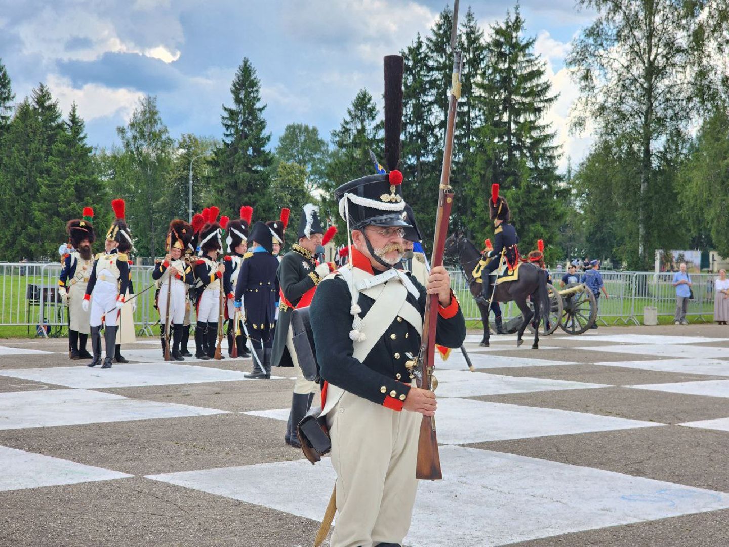 можайск, можайский городской округ, подмосковье, бородинское поле, фестиваль, живые шахматы, реконструкторы, шахматная партия, игра в шахматы,