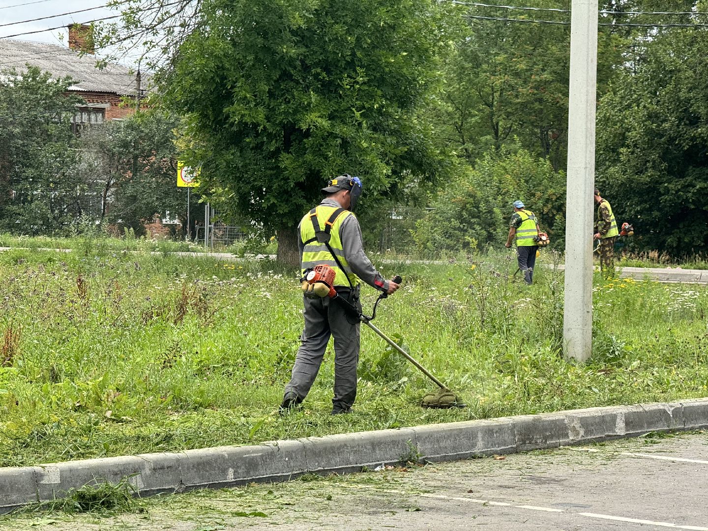шаховская, покос травы, окашивание, коммунальная служба,