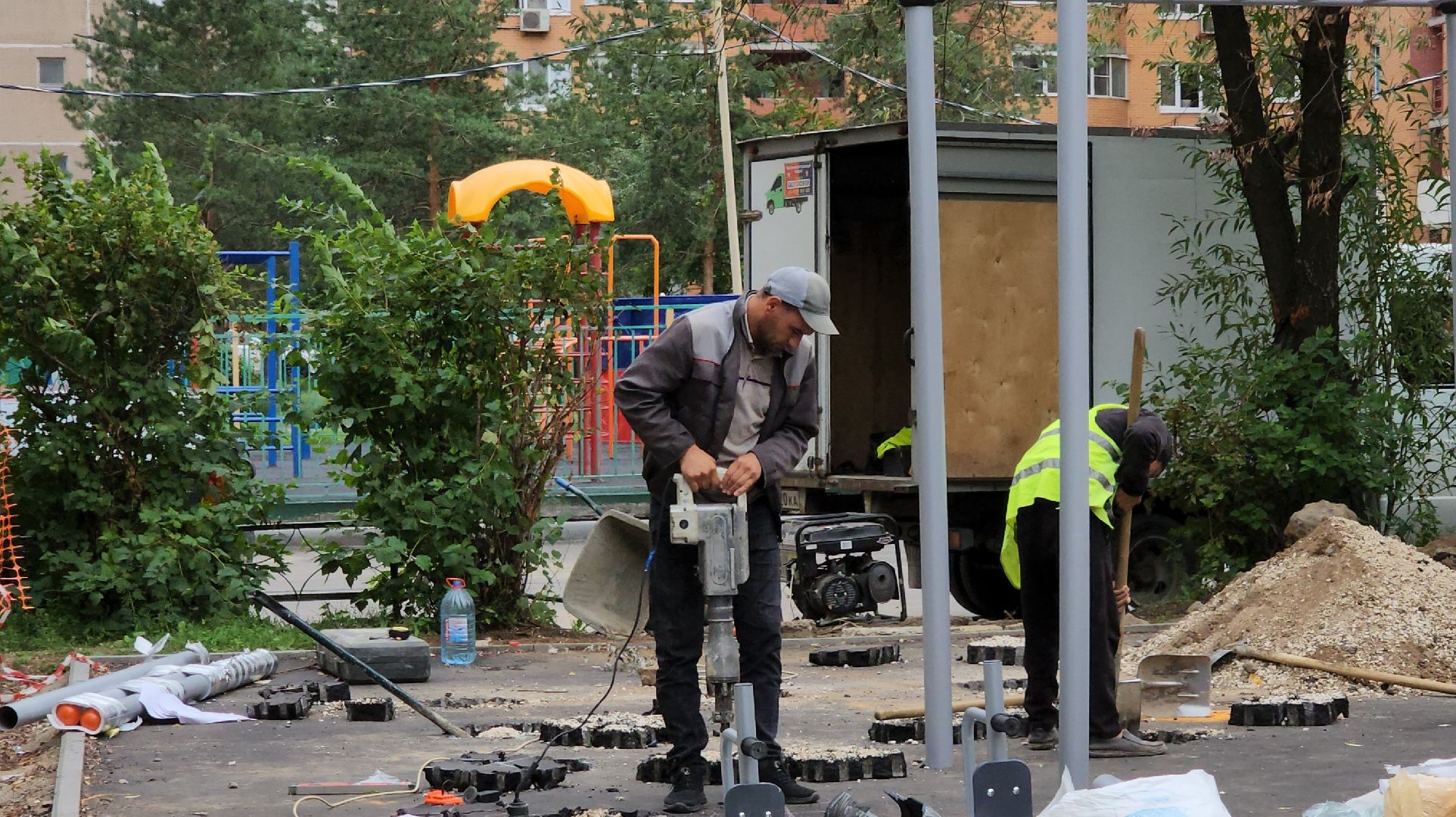 комплексное благоустройство двора, модернизация детской площадки,