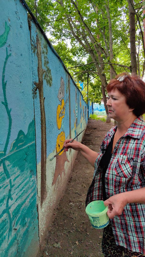 художница, Монино, забор, живопись, рисунки на заборе, щёлково,