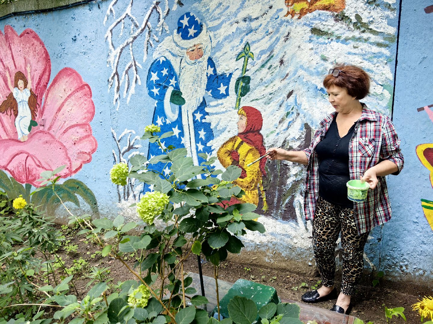 художница, Монино, забор, живопись, рисунки на заборе, щёлково,