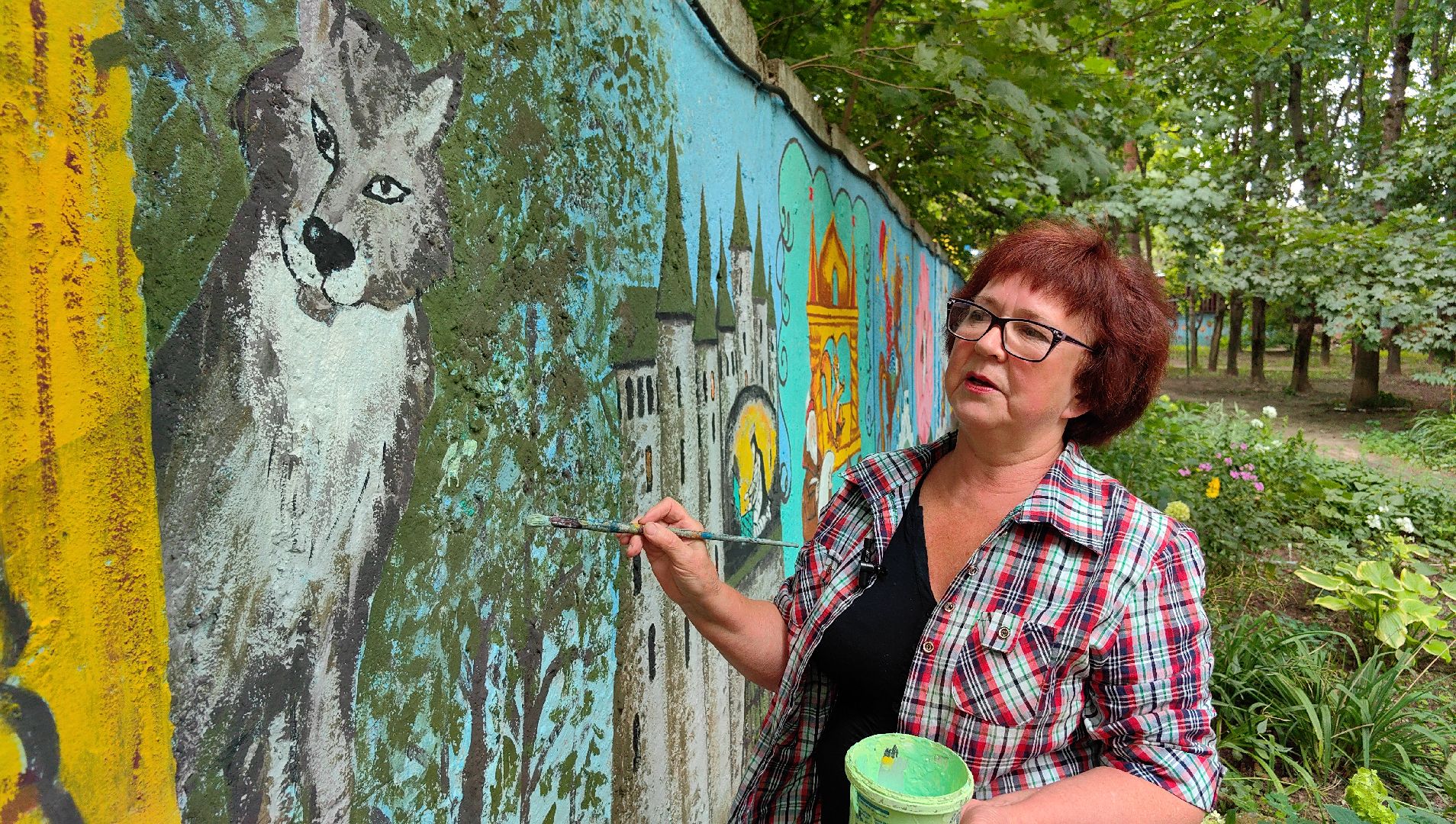 художница, Монино, забор, живопись, рисунки на заборе, щёлково,