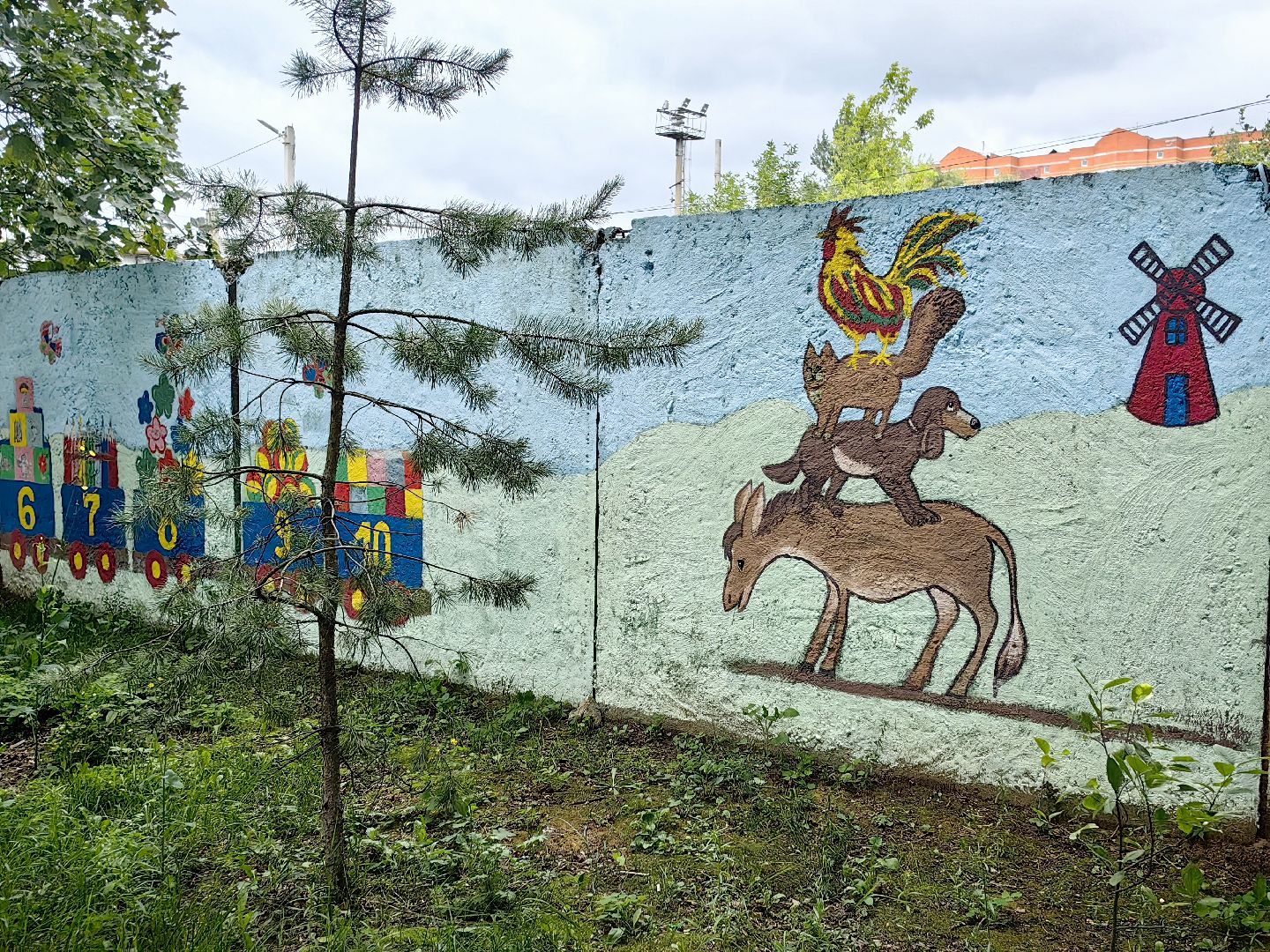художница, Монино, забор, живопись, рисунки на заборе, щёлково,