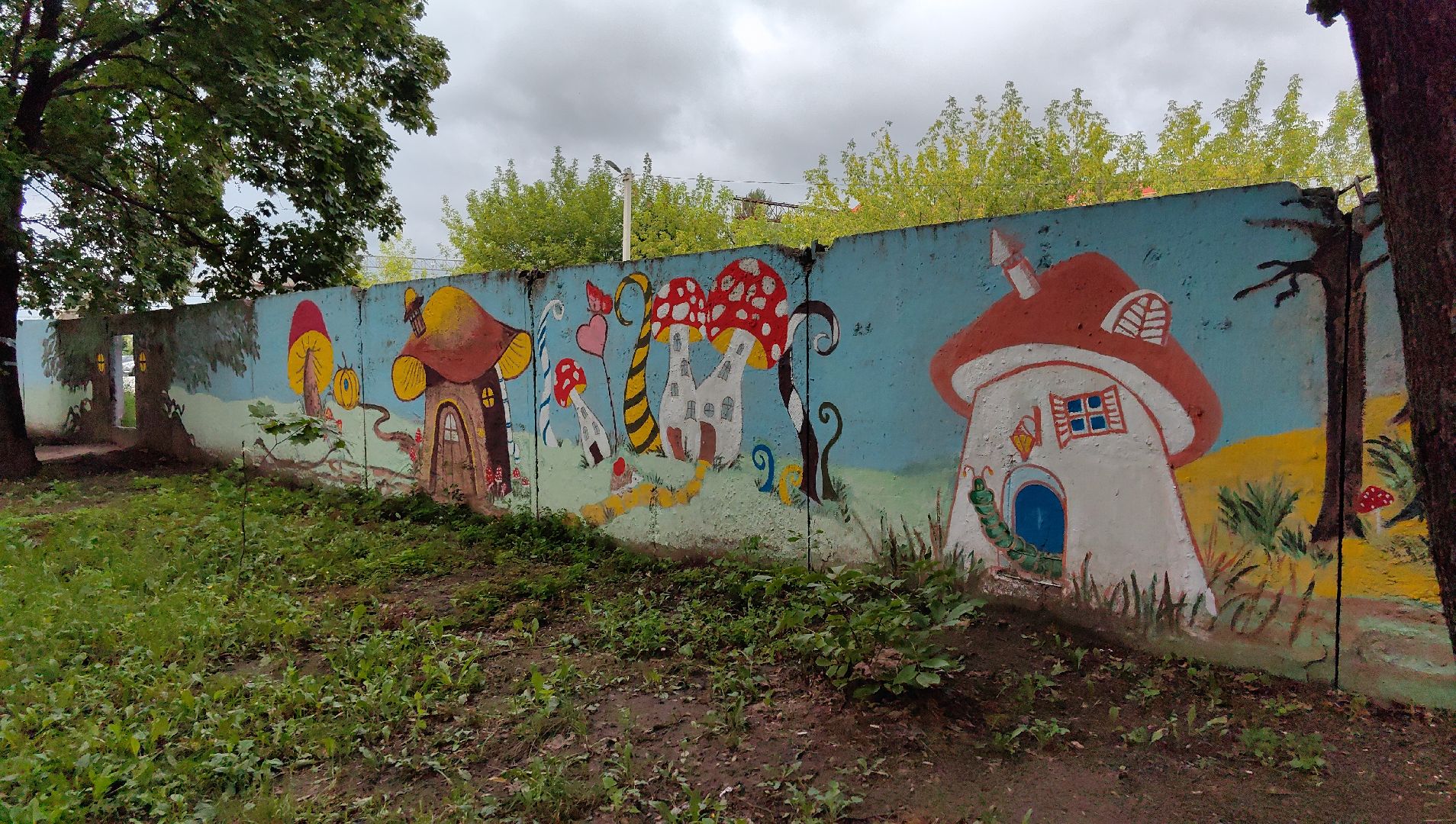 художница, Монино, забор, живопись, рисунки на заборе, щёлково,