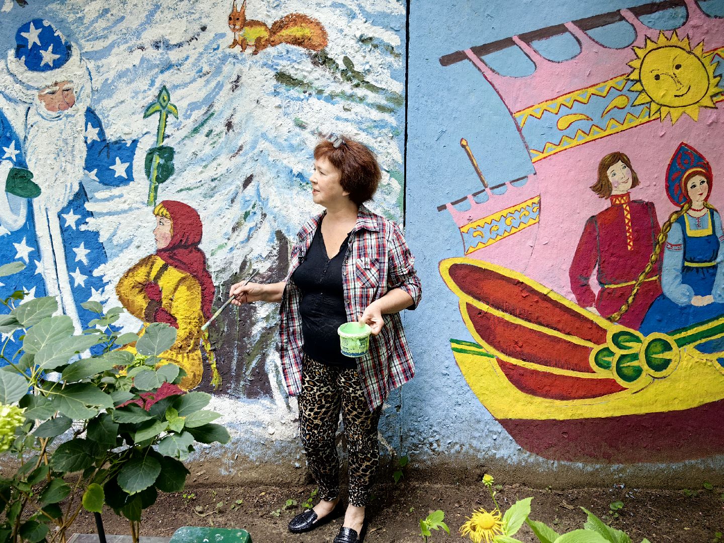 художница, Монино, забор, живопись, рисунки на заборе, щёлково,