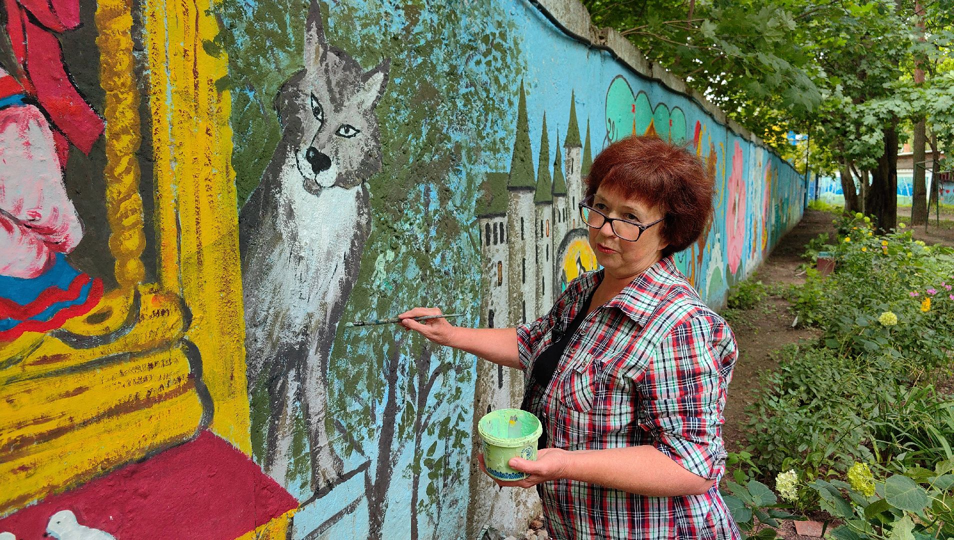 художница, Монино, забор, живопись, рисунки на заборе, щёлково,