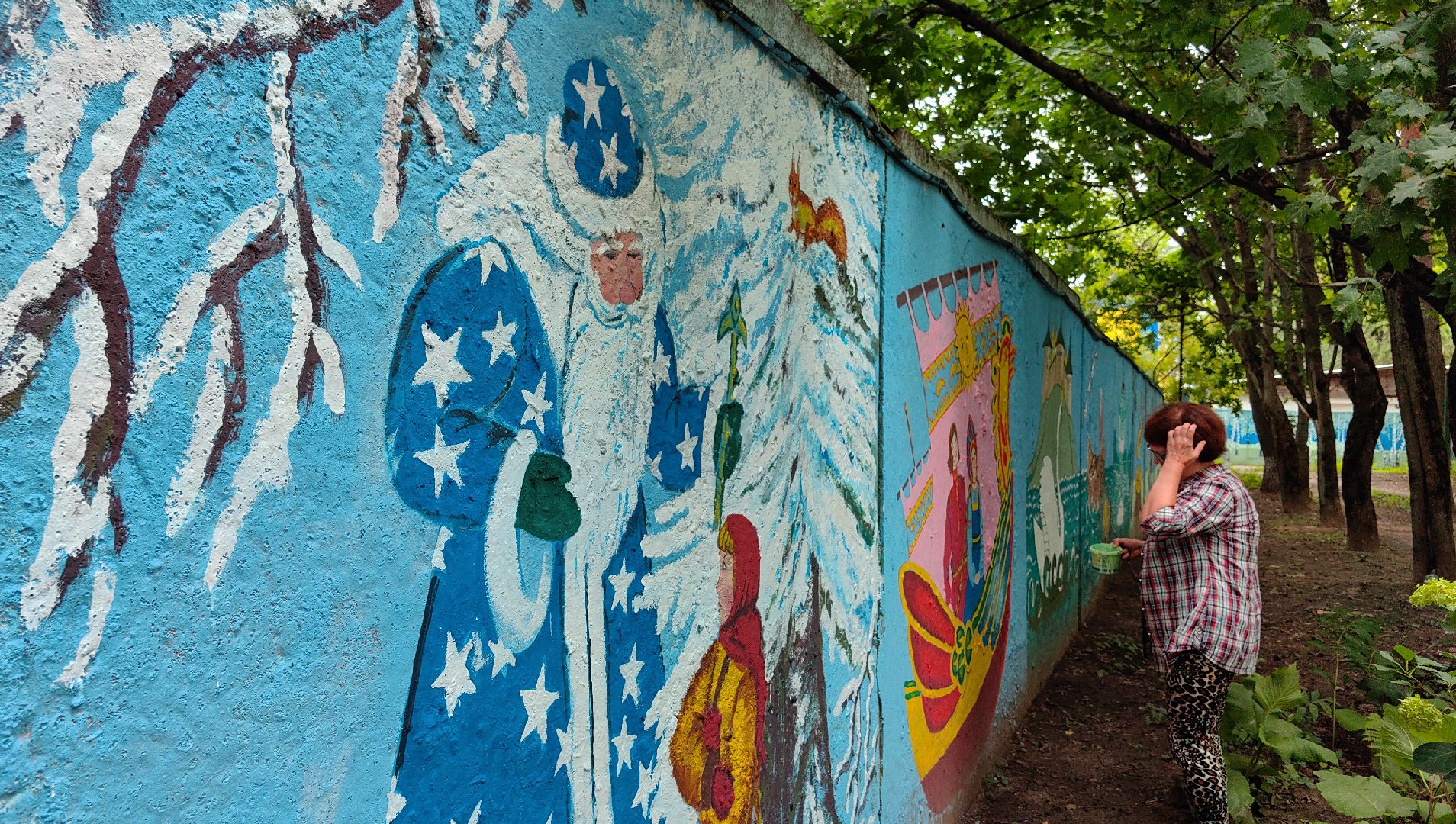 художница, Монино, забор, живопись, рисунки на заборе, щёлково,