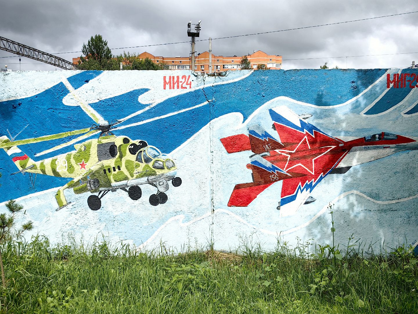 художница, Монино, забор, живопись, рисунки на заборе, щёлково,