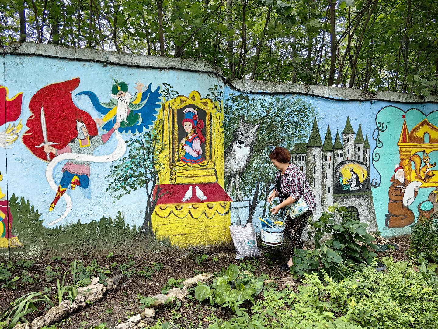 художница, Монино, забор, живопись, рисунки на заборе, щёлково,