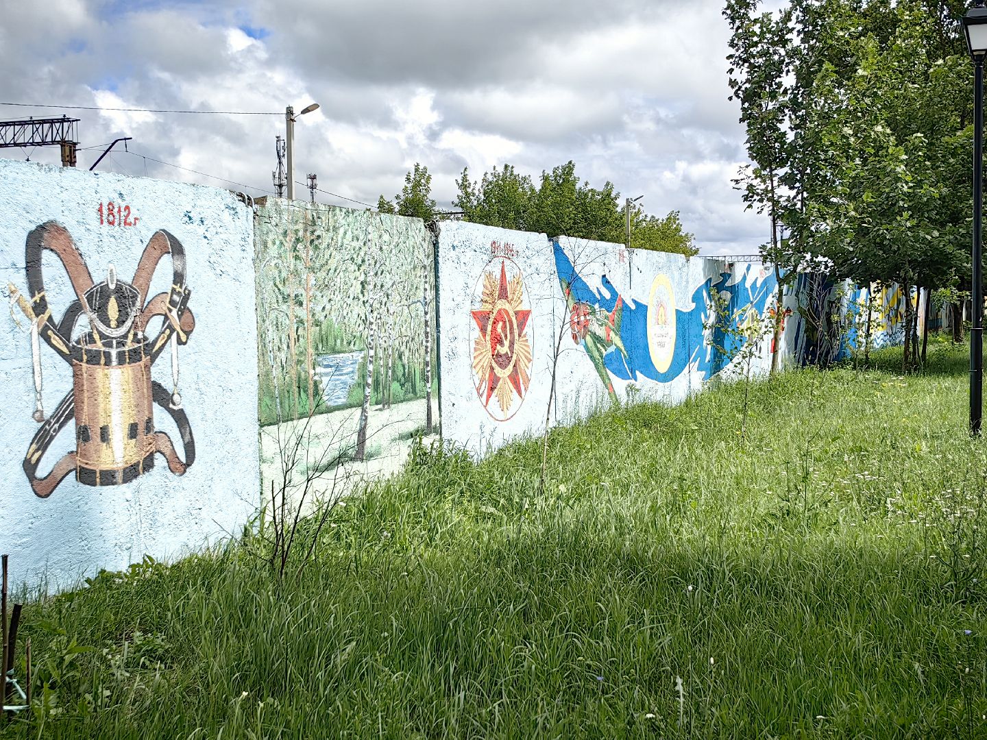 художница, Монино, забор, живопись, рисунки на заборе, щёлково,