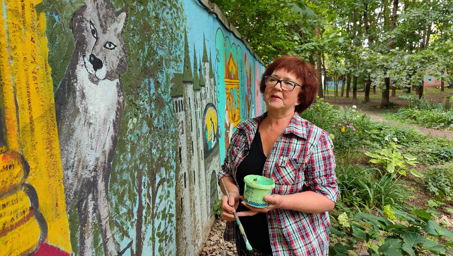 художница, Монино, забор, живопись, рисунки на заборе, щёлково,