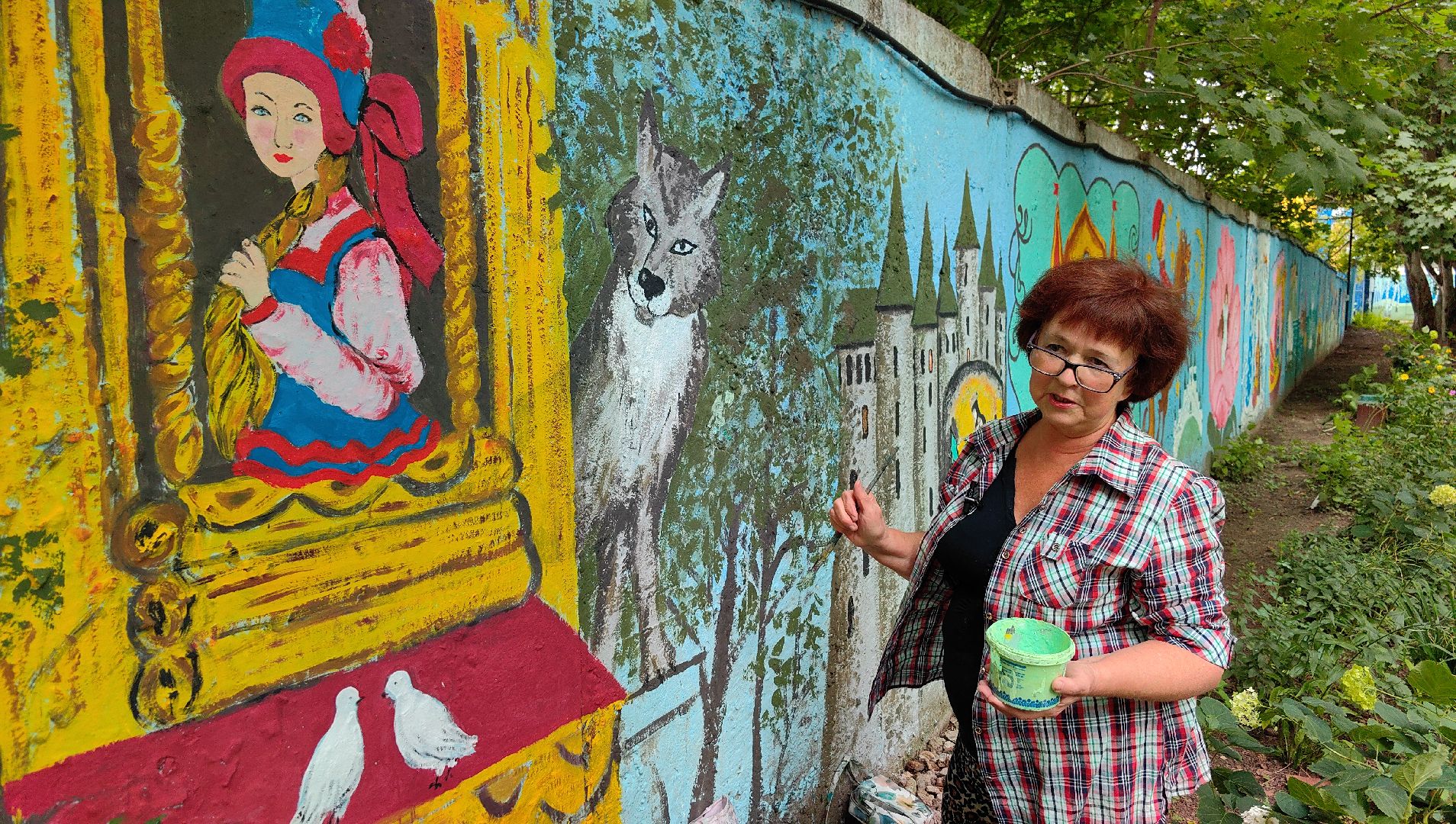 художница, Монино, забор, живопись, рисунки на заборе, щёлково,