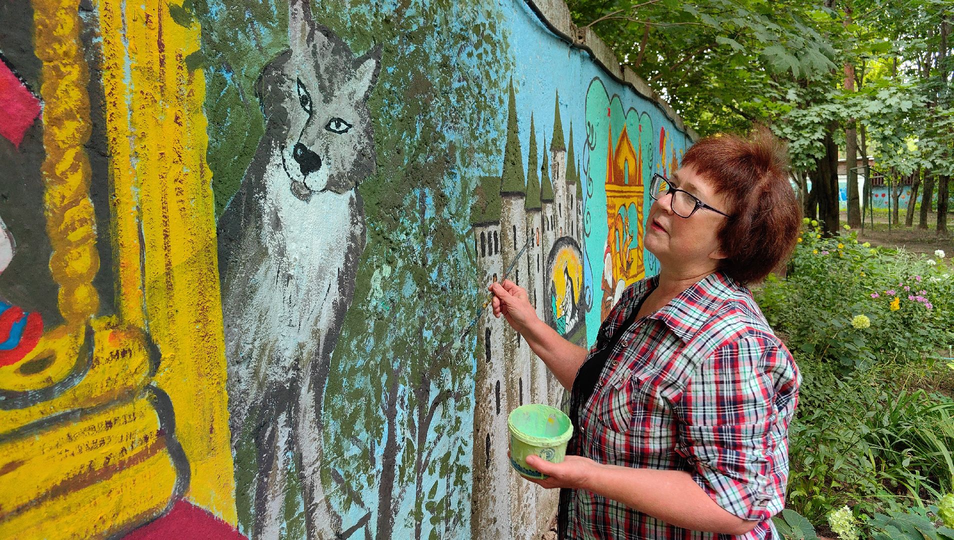 художница, Монино, забор, живопись, рисунки на заборе, щёлково,