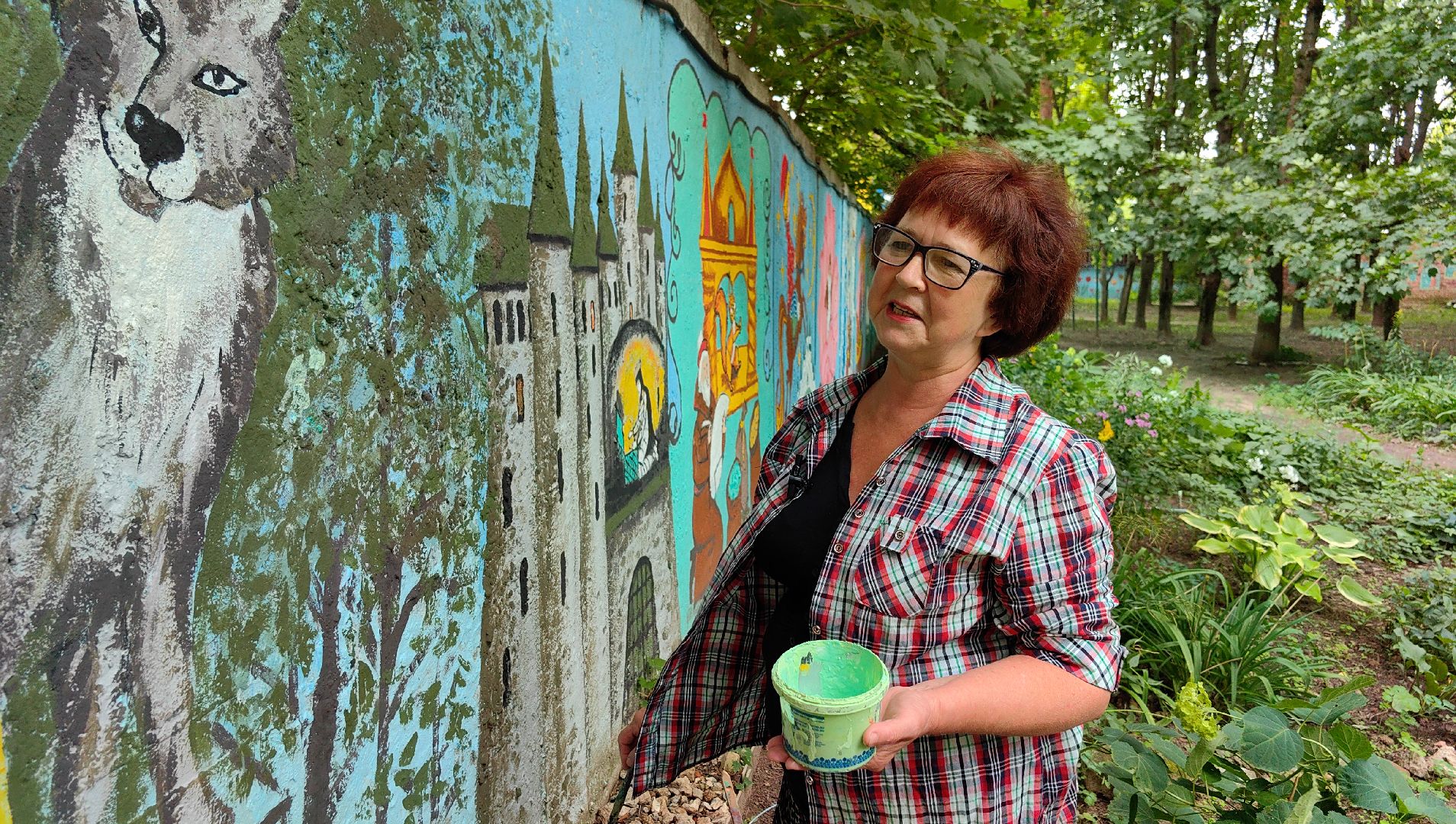 художница, Монино, забор, живопись, рисунки на заборе, щёлково,